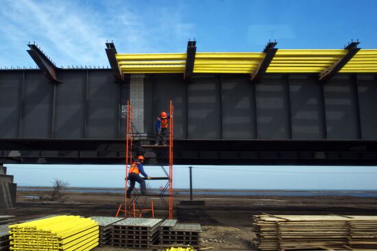 Building the Crimean Bridge