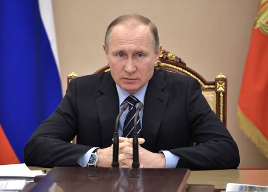 Russian President Vladimir Putin meets with Government members