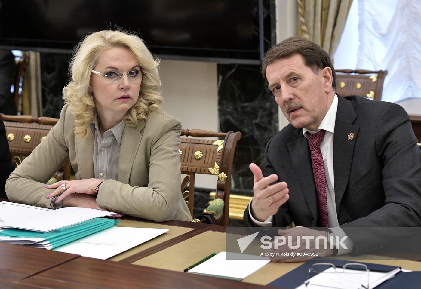 Russian President Vladimir Putin meets with Government members