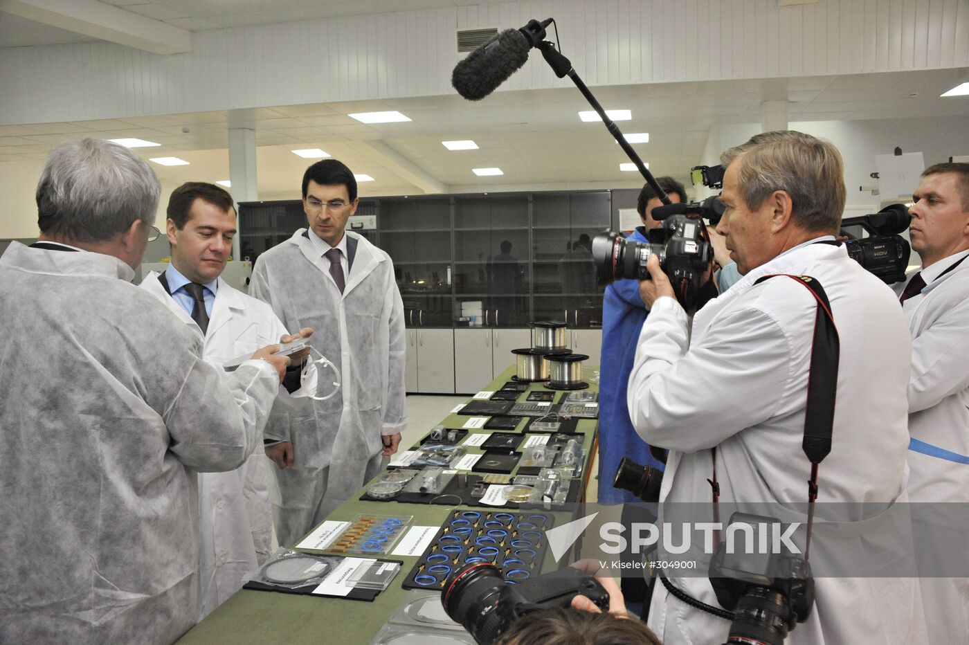 Dmitry Medvedev tours IRE-Polus
