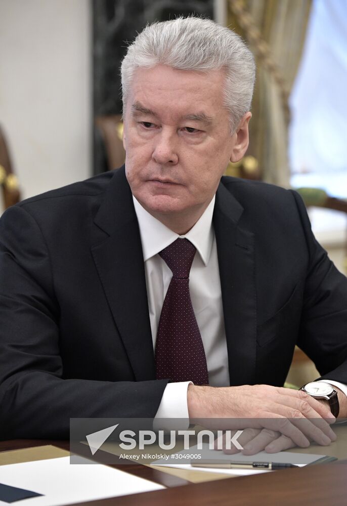 Russian President Vladimir Putin meets with Government members