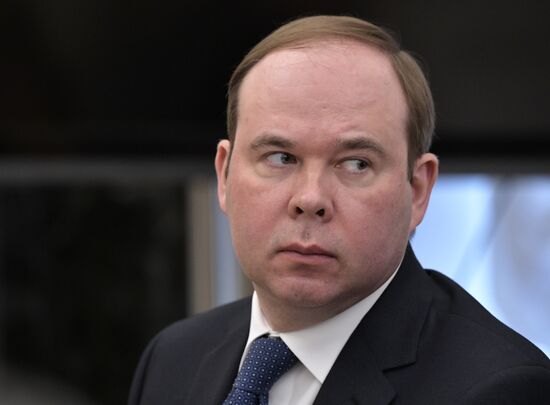 Russian President Vladimir Putin meets with Government members