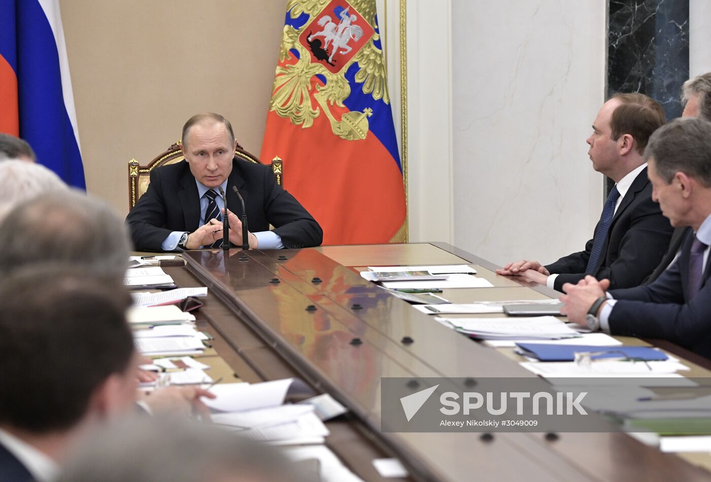 Russian President Vladimir Putin meets with Government members