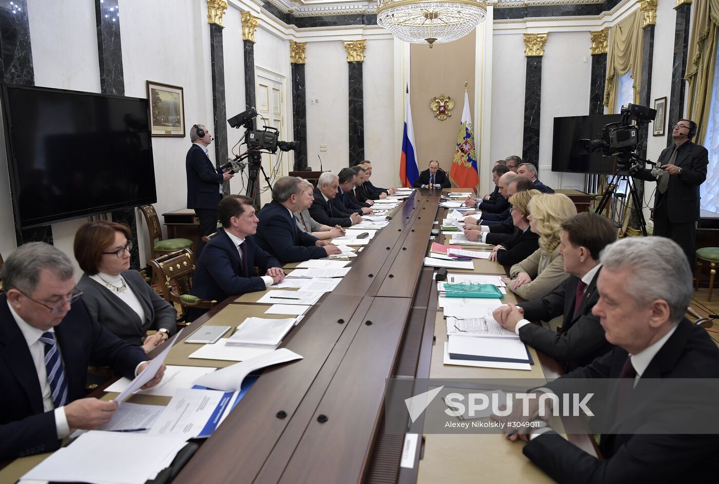 Russian President Vladimir Putin meets with Government members