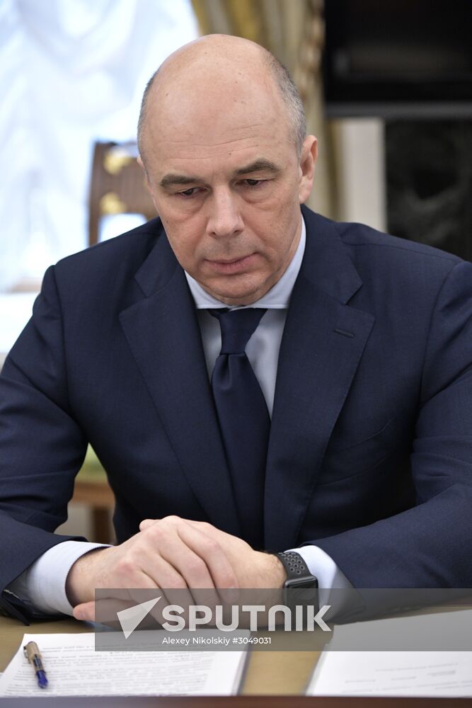 Russian President Vladimir Putin meets with Government members