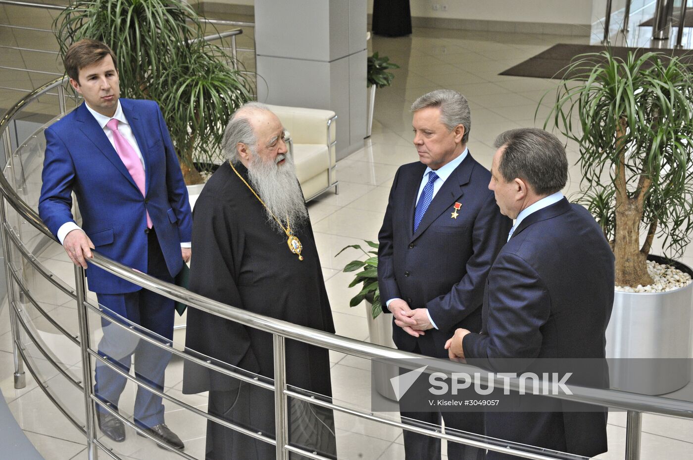 Metropolitan Yuvenaly and Boris Gromov in Krasnogorsk