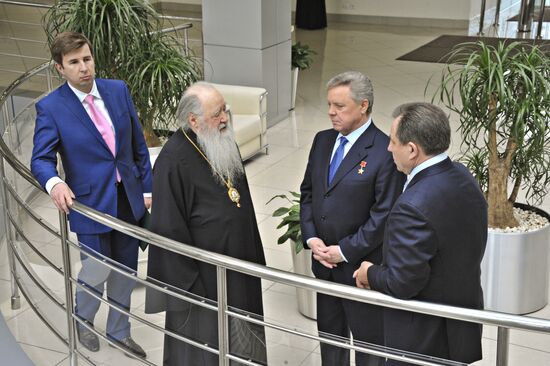 Metropolitan Yuvenaly and Boris Gromov in Krasnogorsk