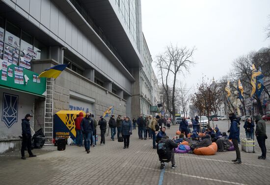 Ukrainian radicals stage protest in front of Sberbank office in Kiev
