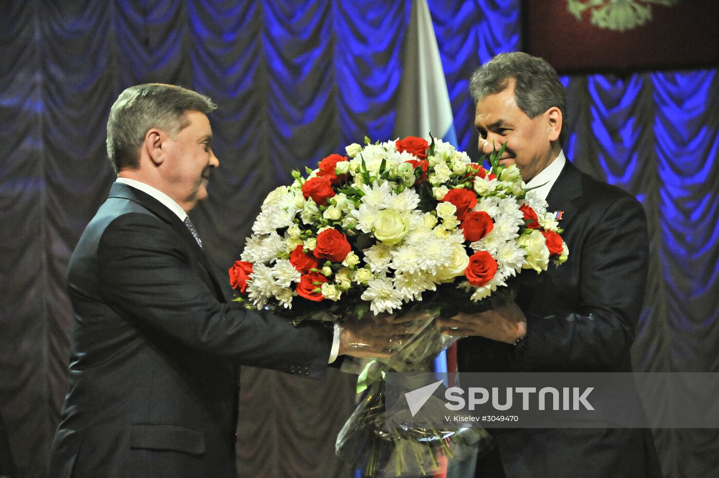 Boris Gromov congratulates Sergei Shoigu on being elected Moscow Region Governor