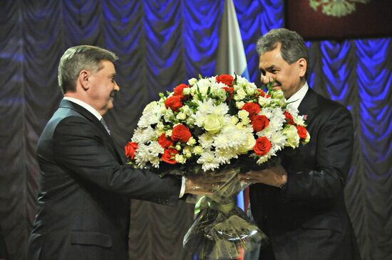 Boris Gromov congratulates Sergei Shoigu on being elected Moscow Region Governor