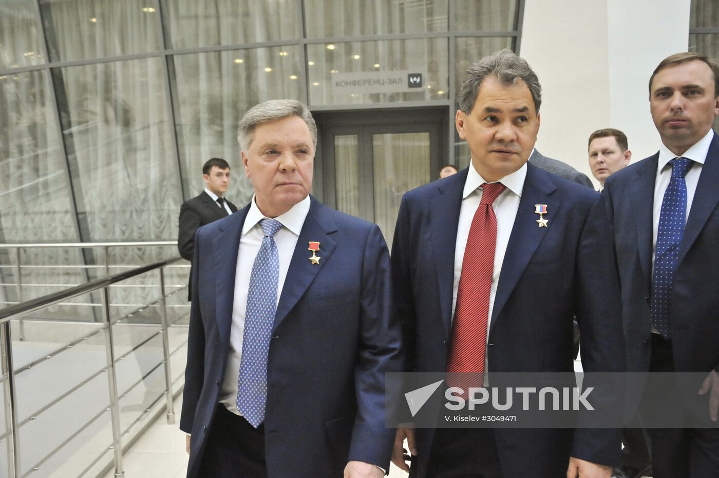 Gromov and Shoigu tour Moscow Region Governemnt building