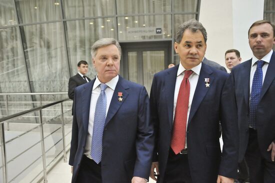 Gromov and Shoigu tour Moscow Region Governemnt building