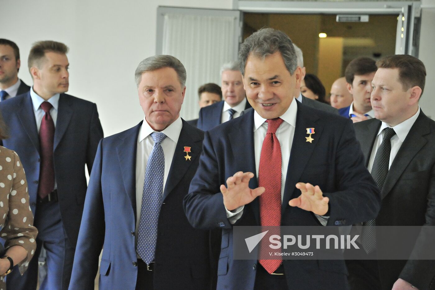 Gromov and Shoigu tour Moscow Region Governemnt building