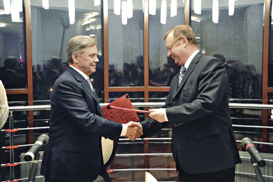 Gromov and Stepashin after signing the Russian Book Union agreement