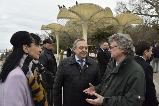 Delegation of European, Uktrainian politicians arrive in Crimea