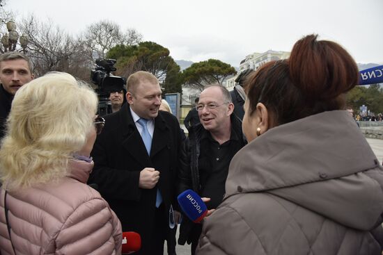 Delegation of European, Ukrainian politicians arrive in Crimea