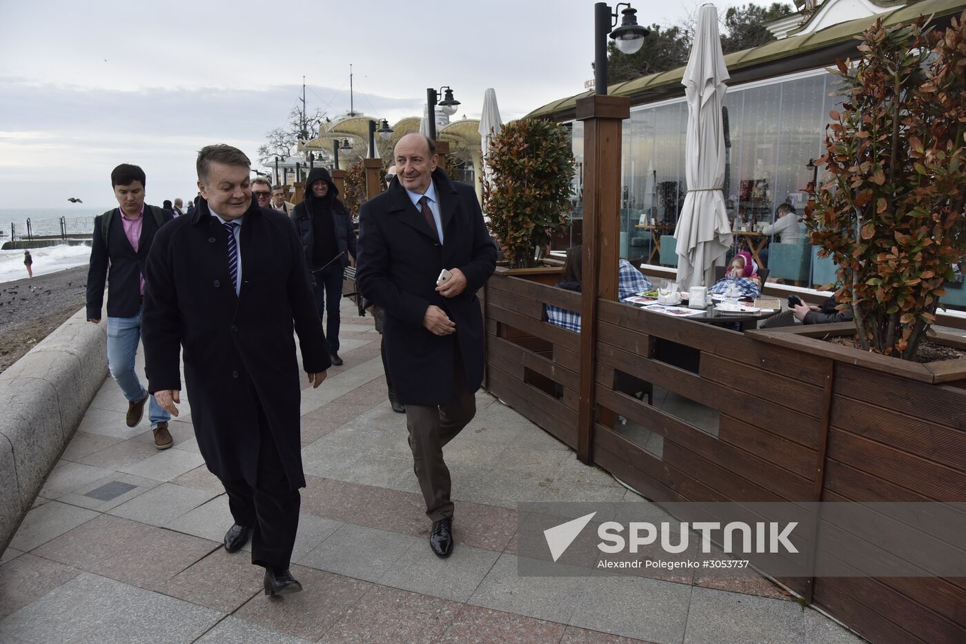 Delegation of European, Uktrainian politicians arrive in Crimea