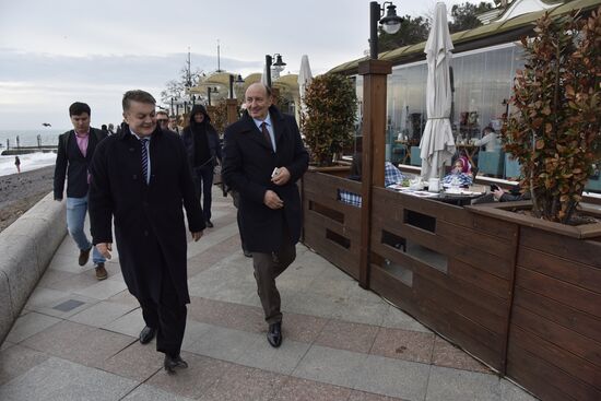 Delegation of European, Uktrainian politicians arrive in Crimea