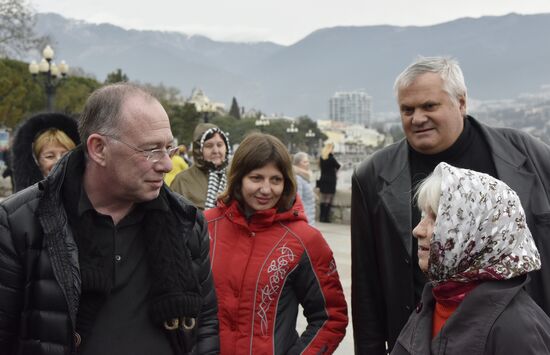 Delegation of European, Uktrainian politicians arrive in Crimea