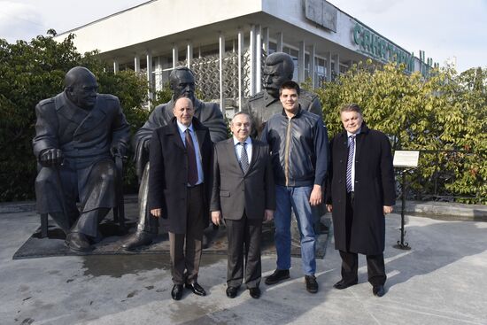 Delegation of European, Uktrainian politicians arrive in Crimea