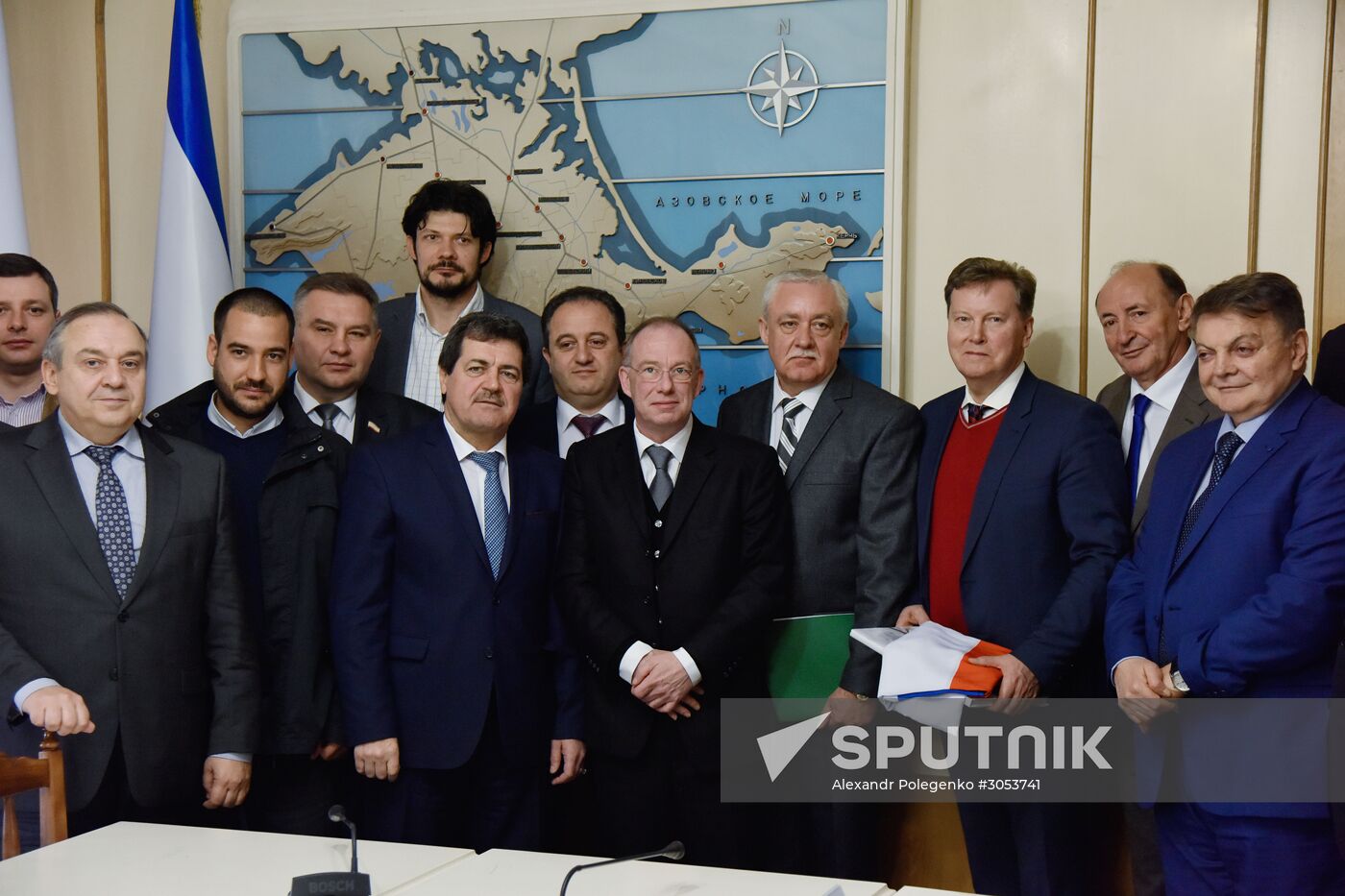 Delegation of European, Uktrainian politicians arrive in Crimea