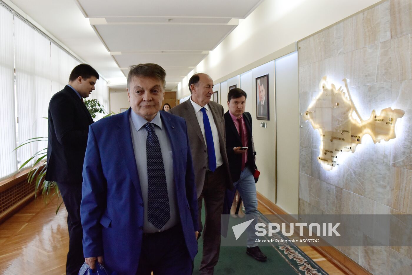 Delegation of European, Uktrainian politicians arrive in Crimea