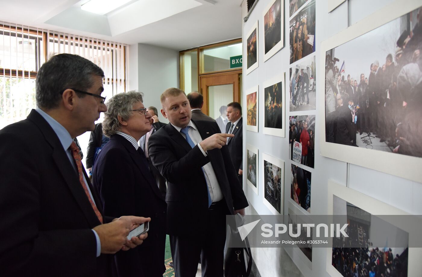 Delegation of European, Uktrainian politicians arrive in Crimea