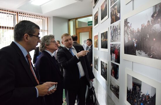 Delegation of European, Uktrainian politicians arrive in Crimea