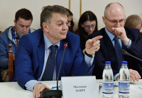 Delegation of European, Uktrainian politicians arrive in Crimea