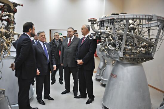 Boris Gromov tours Energomash