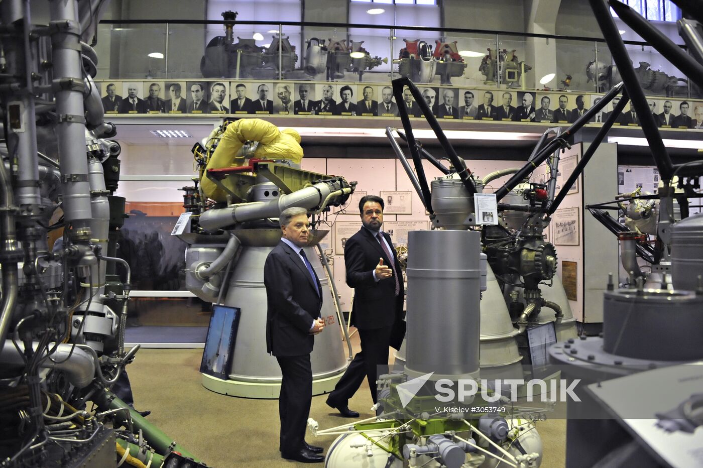 Boris Gromov tours Energomash