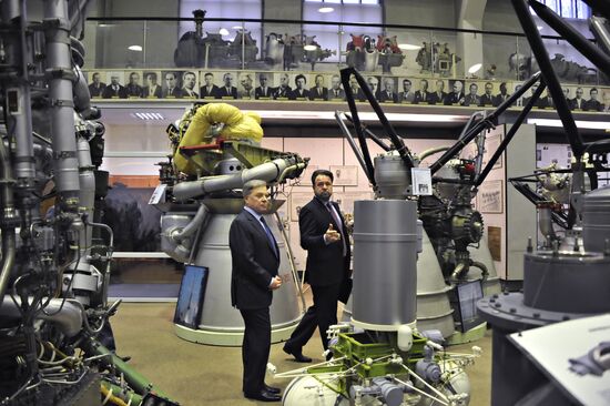Boris Gromov tours Energomash