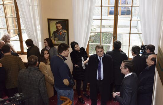 Delegation of European, Uktrainian politicians arrive in Crimea
