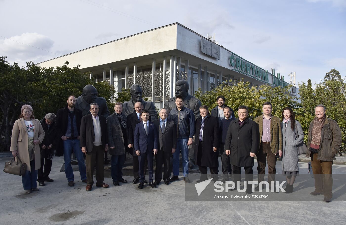 Delegation of European, Uktrainian politicians arrive in Crimea