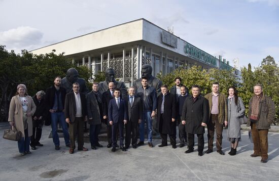 Delegation of European, Uktrainian politicians arrive in Crimea