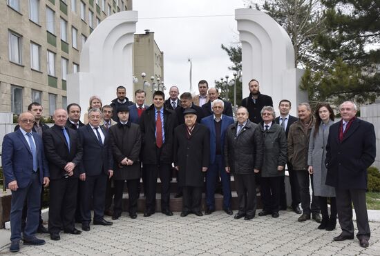 Delegation of European, Uktrainian politicians arrive in Crimea