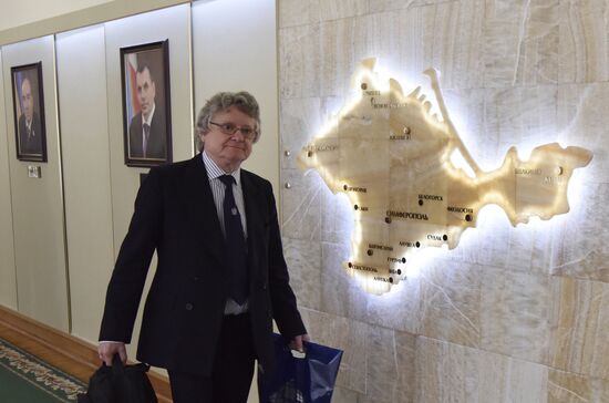 Delegation of European, Uktrainian politicians arrive in Crimea