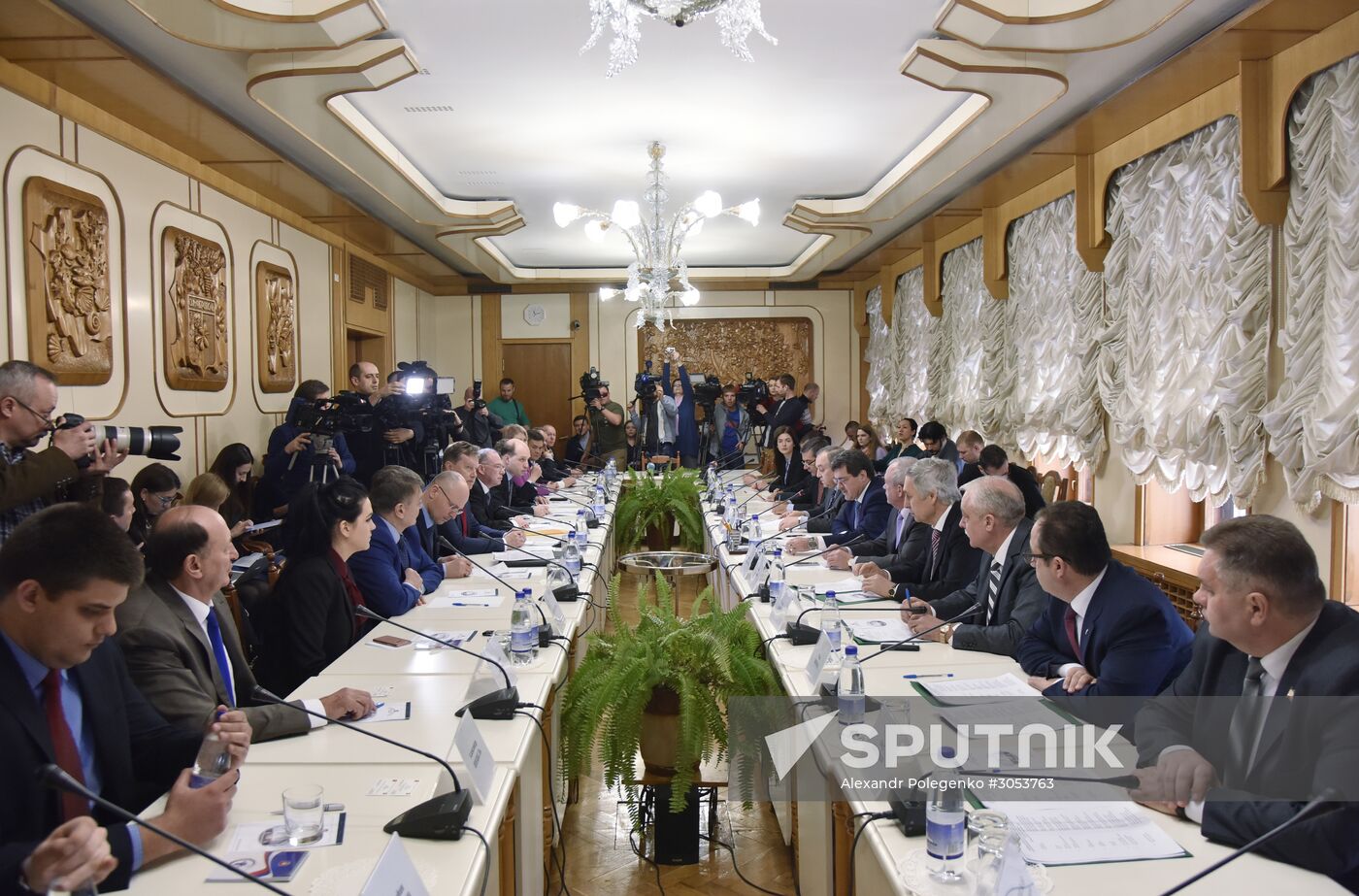 Delegation of European, Uktrainian politicians arrive in Crimea
