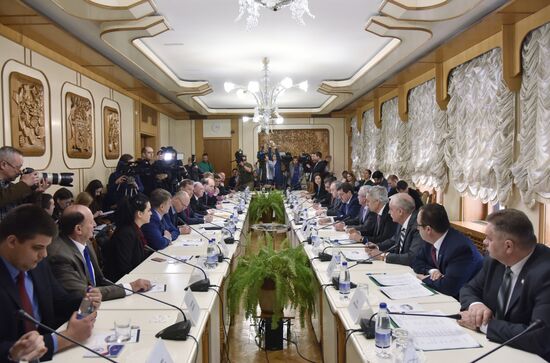Delegation of European, Uktrainian politicians arrive in Crimea