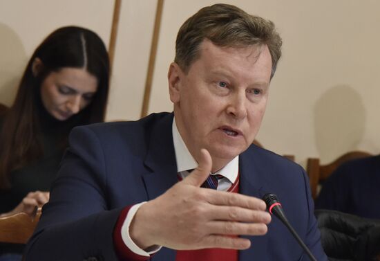Delegation of European, Uktrainian politicians arrive in Crimea