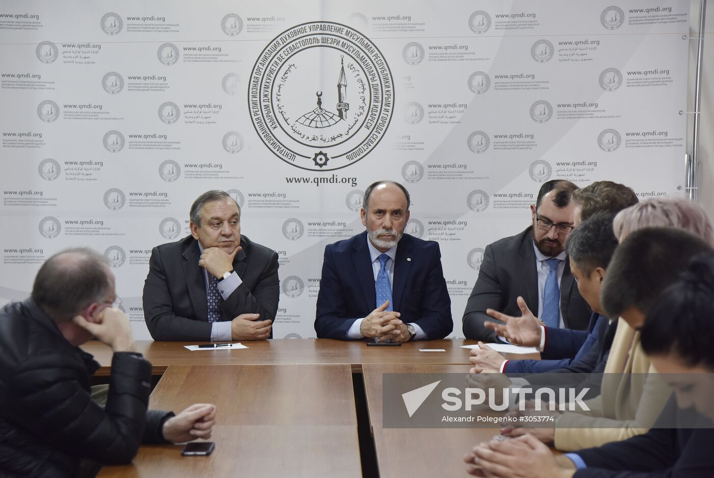 Delegation of European, Uktrainian politicians arrive in Crimea