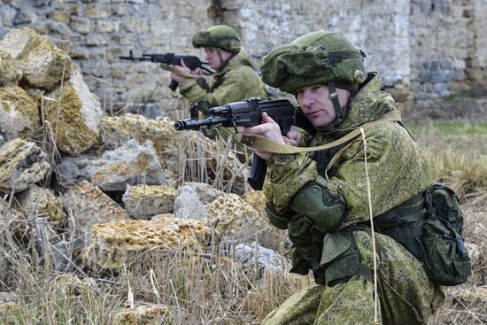 Airborne Forces, Air Force and Black Sea Fleet launch a drill in Crimea