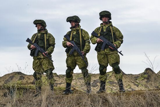 Airborne Forces, Air Force and Black Sea Fleet launch a drill in Crimea