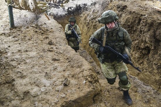 Airborne Forces, Air Force and Black Sea Fleet launch a drill in Crimea
