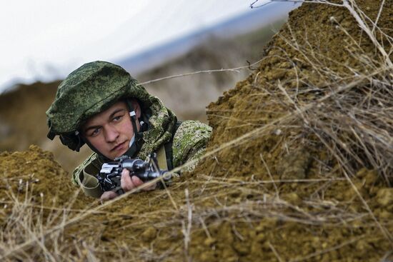 Airborne Forces, Air Force and Black Sea Fleet launch a drill in Crimea