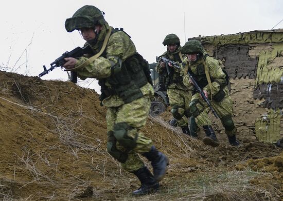 Airborne Forces, Air Force and Black Sea Fleet launch a drill in Crimea