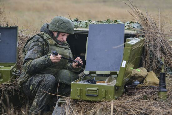 Airborne Forces, Air Force and Black Sea Fleet launch a drill in Crimea