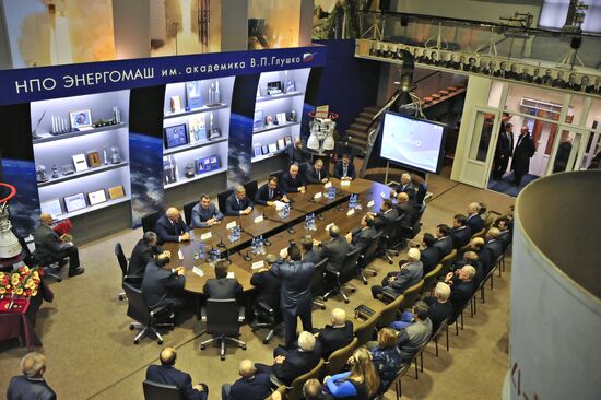 Boris Gromov tours Energomash