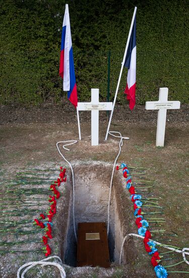 Ceremony to lay to rest an unnamed Russian soldier held in Paris