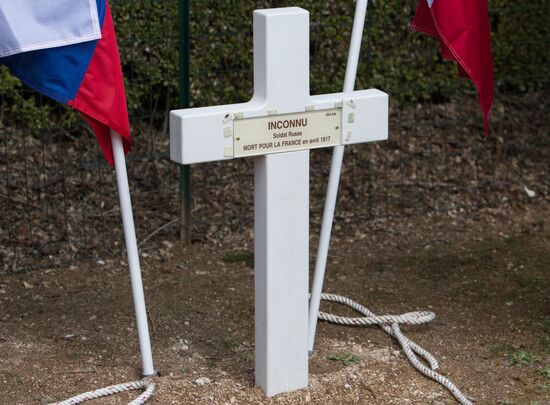 Ceremony to lay to rest an unnamed Russian soldier held in Paris